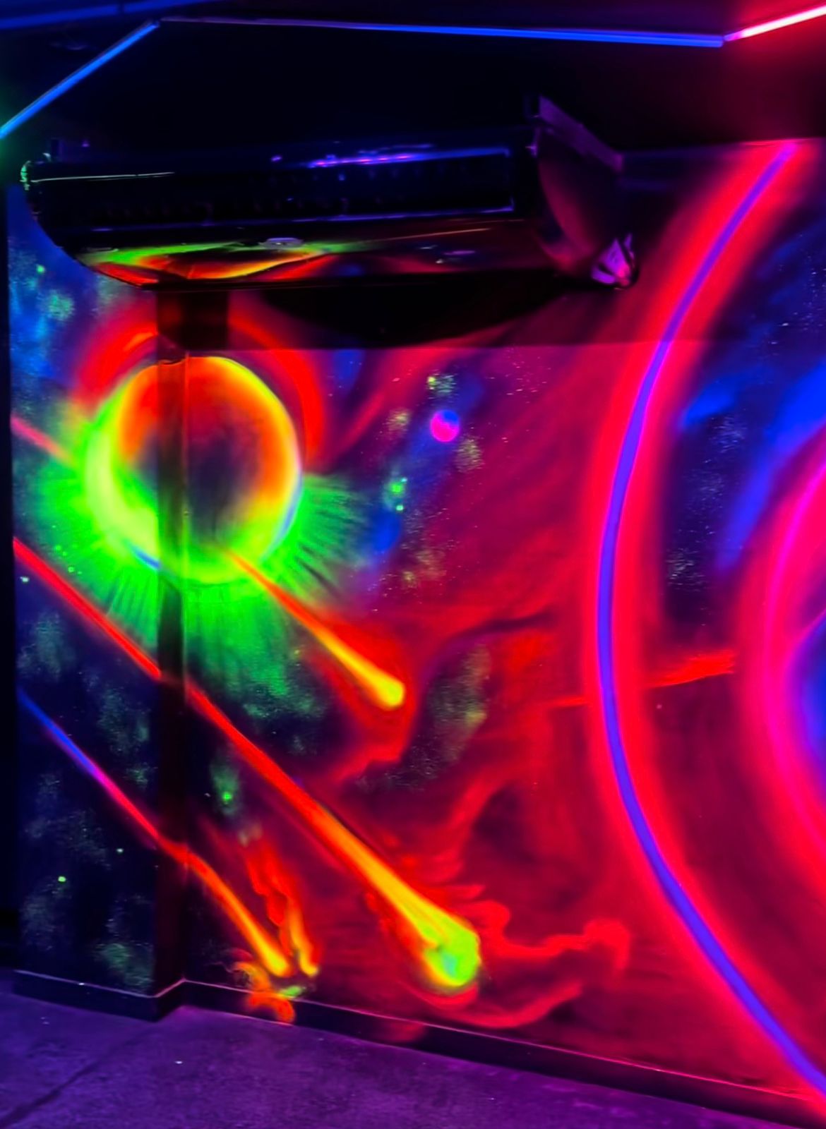 Mural neon da Space sob luz negra